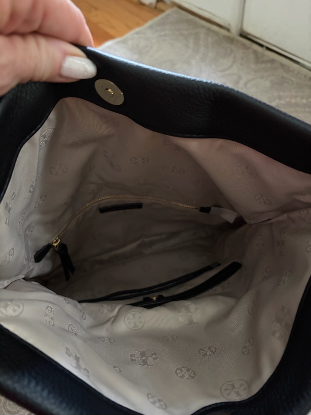 Tory Burch Black Leather Amanda Foldover Crossbody with Gold Logo - Picture 5 of 7